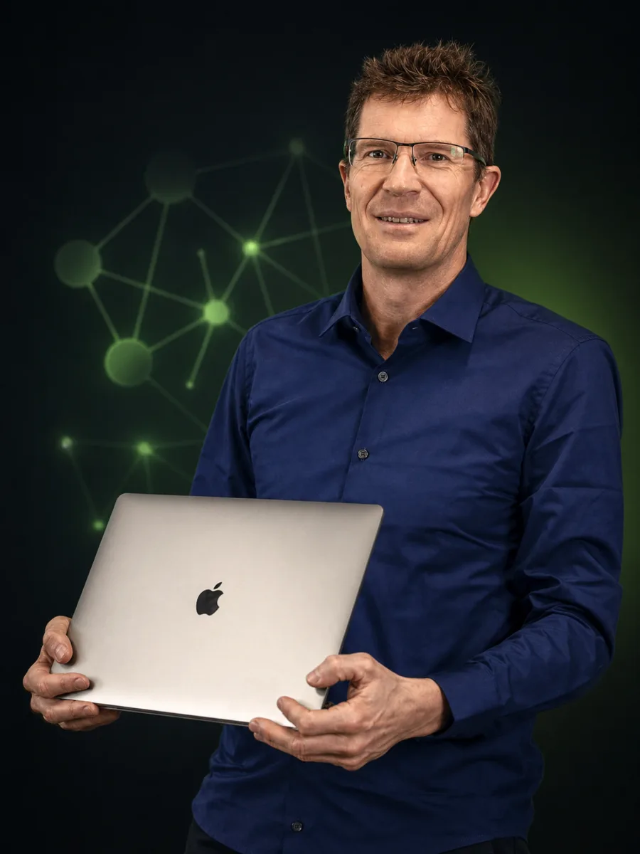 Uwe Walcher von WebQuantum mit Laptop